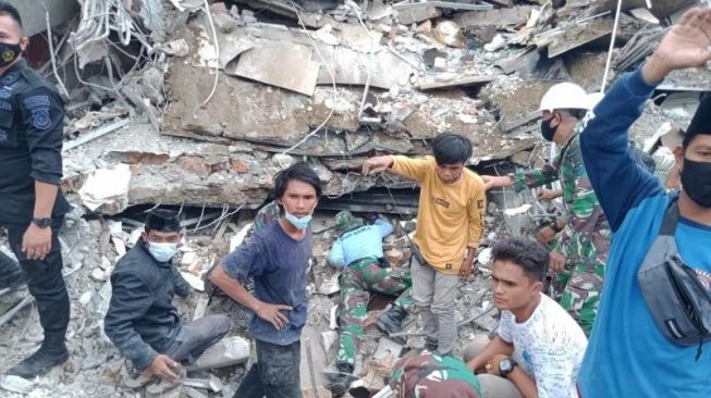 Korban Gempa Kembali ke Reruntuhan Mencari Kartu Keluarga Demi Bantuan Mie Instan