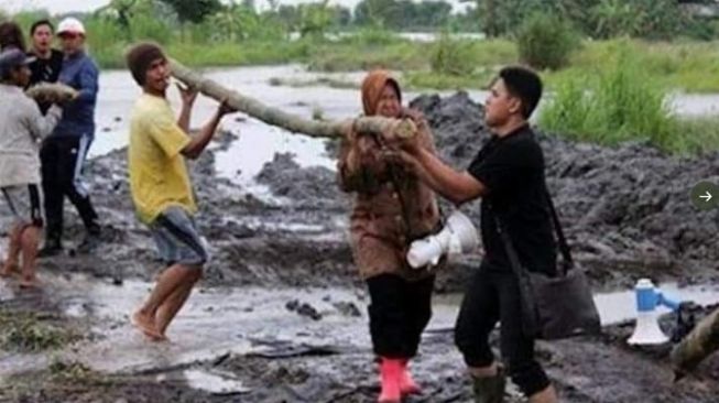 Mensos Risma Dicibir karena Angkut Kayu di Lokasi Bencana