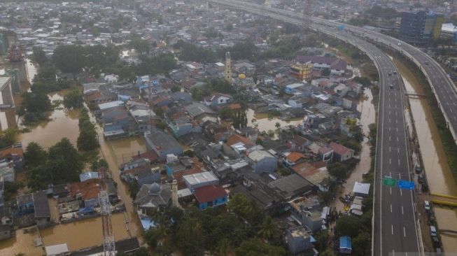 Banjir Kepung Jakarta karena Curah Hujan Tinggi, Anies: Kondisi Terkendali