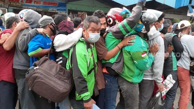 Membeludak Parah! Warga Desak-desakan saat Jokowi Bagikan Sembako di Grogol