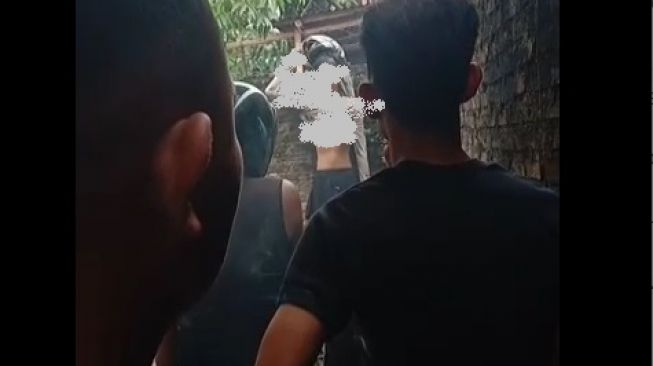 Gagal Maling Rumah Warga, Wanita Berhelm Tewas Kondisi Leher Terlilit Kawat Berduri