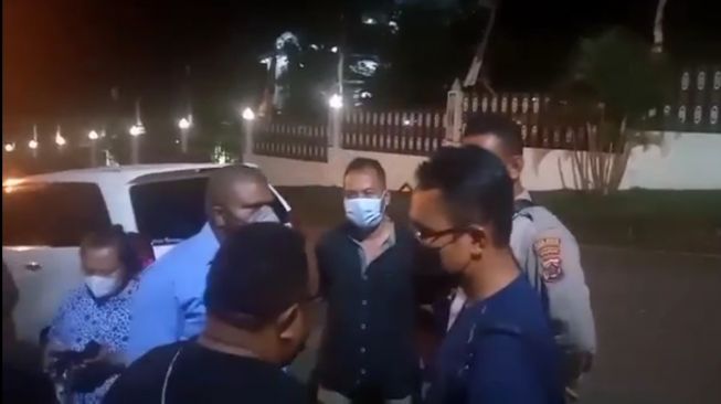 knpb-datangi-rumah-kepala-kejati-papua-tuntut-izinkan-victor-yeimo-dibawa-ke-rs