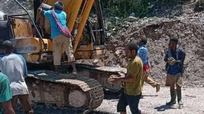 Bakar Alat Berat untuk Pembangunan Jalan Trans Papua, TPNPB-OPM: Kami Tidak Butuh...