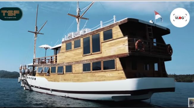 7-potret-kapal-yang-disewa-artis-di-labuan-bajo-nginep-di-lautan