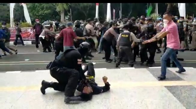 resmi-ditahanbrigadir-np-polisi-yang-banting-mahasiswa-saat-demo-dijerat-pasal-berla