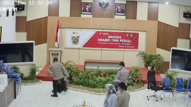 Viral Kapolres Aniaya Anak Buah: Alat Vital Ditendang, Muka Dijotos sampai Ambruk