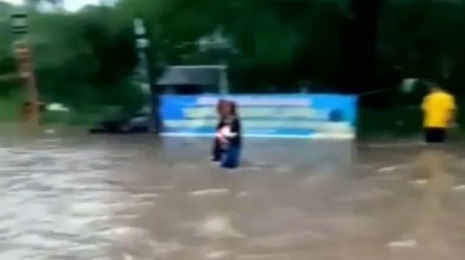 Hujan Deras Disertai Angin, Perumahan Bekasi Kembali Terendam Banjir