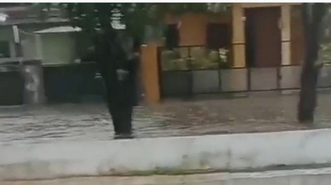Hujan Deras Disertai Angin, Perumahan Bekasi Kembali Terendam Banjir