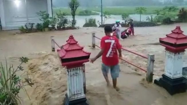 Pacitan Diterjang Banjir Bandang