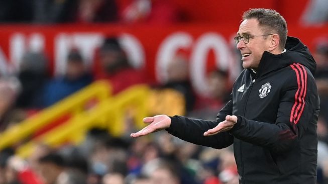 Rangnick Bertahan, MU Cari Pelatih Baru