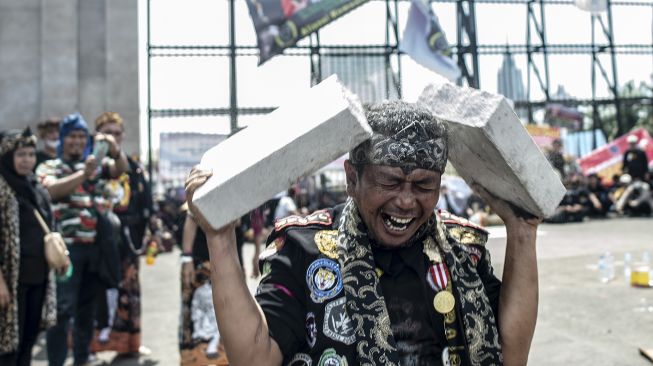 Desak Arteria Dahlan Dipecat, Warga Sunda Gelar Atraksi Debus di Depan Gedung DPR