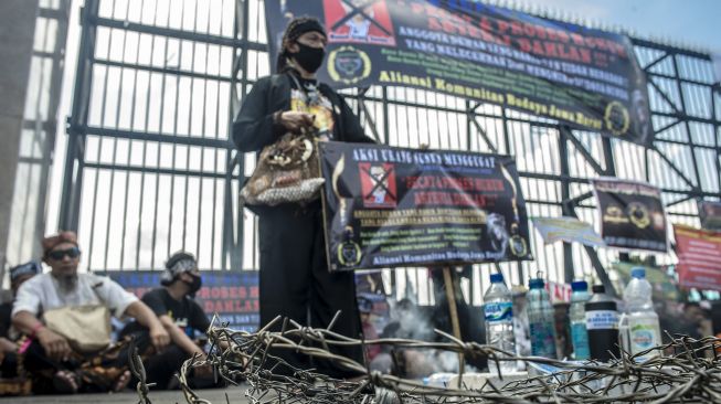 Desak Arteria Dahlan Dipecat, Warga Sunda Gelar Atraksi Debus di Depan Gedung DPR