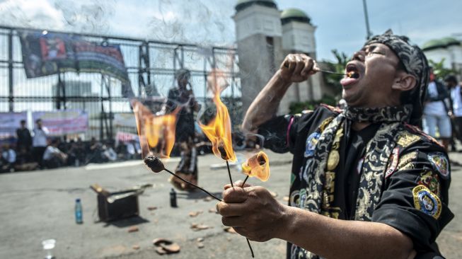 Desak Arteria Dahlan Dipecat, Warga Sunda Gelar Atraksi Debus di Depan Gedung DPR