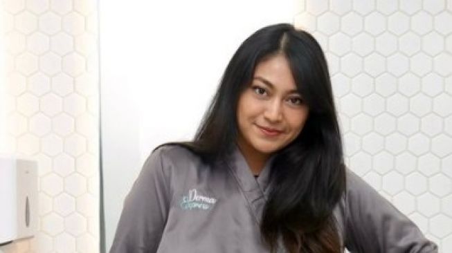 korban-kapal-tenggelam-di-labuan-bajo-ternyata-ibu-dan-adik-artis-ayu-anjani-sumarni