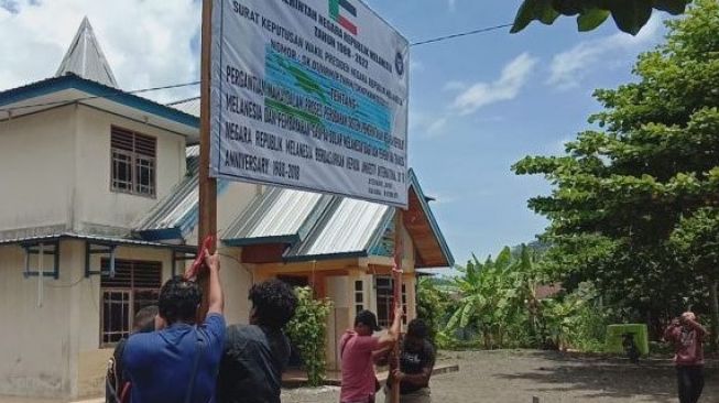 Baliho Negara Republik Melanesia Berdiri di Halaman Gereja Kristen Melanesia Oikumene