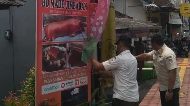 Baliho Babi Guling Diberangus, Warga Bali Nangis, Niluh Djelantik: Dirikan kembali! 