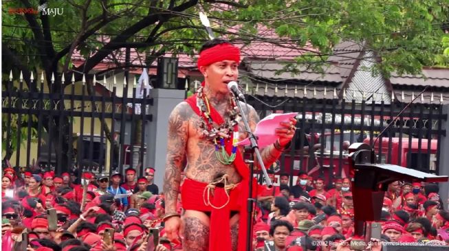 Lautan Merah Ribuan Masyarakat Dayak Sambut Jokowi di Kalbar