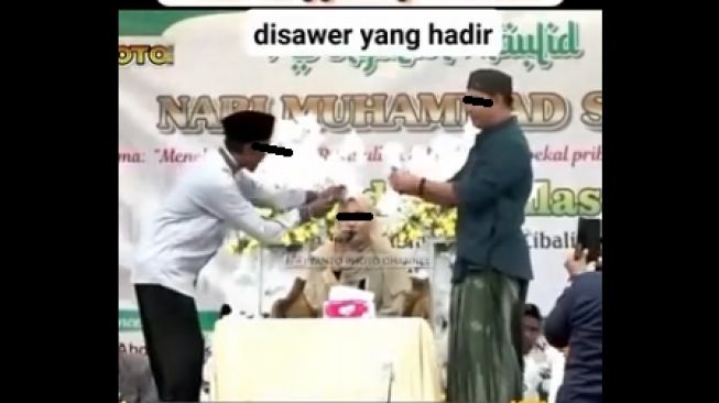 Dua Pria Sawer Ustazah yang Mengaji di Panggung, Sampai Selipkan Uang di Kerudung