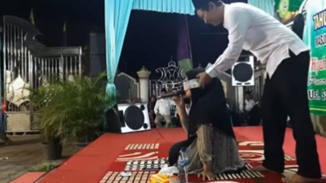 Tren Sawer Qori saat Lantunkan Ayat Al Quran, Cuma Bisa Pasrah Ditertawakan Jemaah