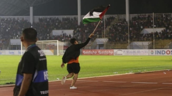 PSSI Sanksi Persiraja Buntut Suporter Kibarkan Bendera Palestina 