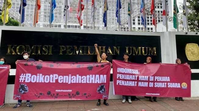 KontraS Serahkan Daftar 'Dosa' Pelanggaran HAM Anies, Ganjar dan Prabowo ke KPU