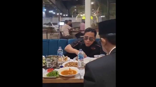 Cara Makan Gus Miftah Sambil Mengangkat Kaki Dianggap tak Beretika