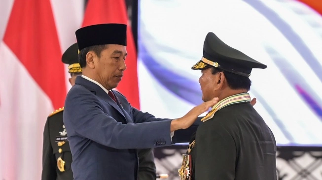 dicap-penjahat-ham-imparsial-heran-prabowo-sabet-jenderal-kehormatan-dari-jokowi