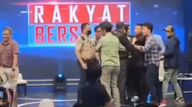 Bela Rocky Gerung, Chico PDIP Ngamuk Nyaris Pukul Silfester Relawan Jokowi