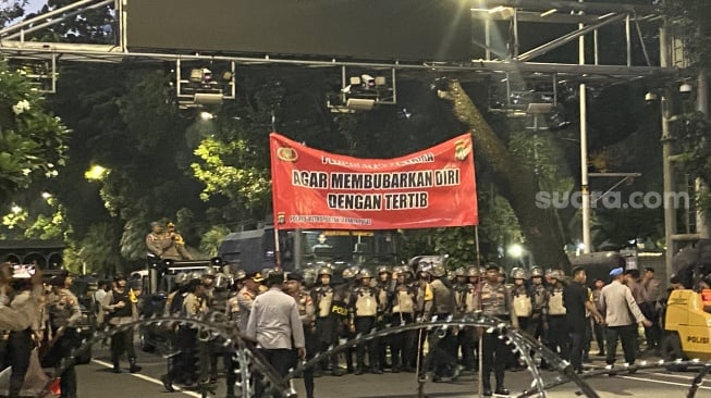 Demo Tolak PPN 12 Persen di Jakarta Memanas! Massa Bakar Uang: