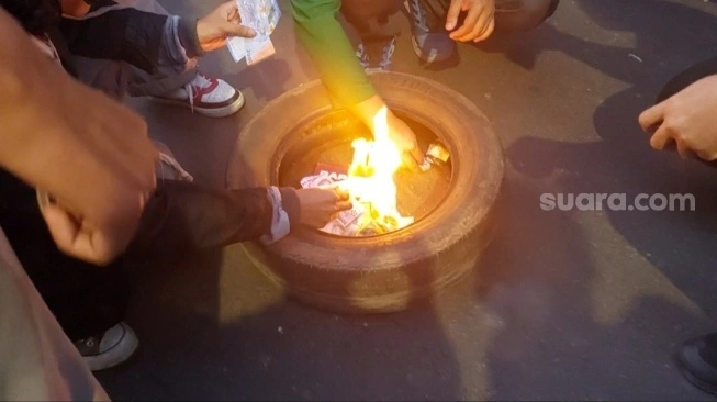 Demo Tolak PPN 12 Persen di Jakarta Memanas! Massa Bakar Uang: