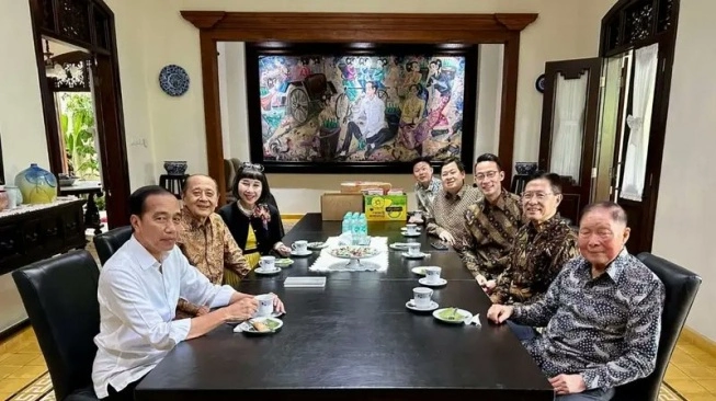 Foto Jokowi Bareng 9 Naga di Solo Viral Lagi, Warganet Tebak Topik Obrolan