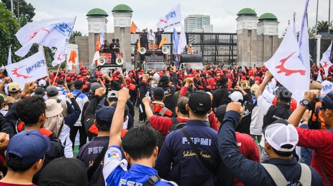Mahasiswa Geruduk Gedung DPR: Lempar Botol hingga Teriak Revolusi!