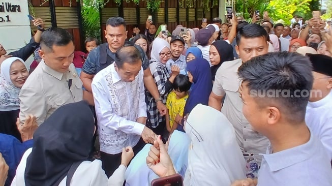 Warga Padati Rumah Jokowi: Antrean Mengular dan Ditemui Langsung Mantan Presiden