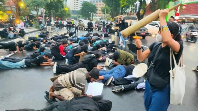 massa-aksi-tolak-uu-tni-surabaya-ada-pasal-pasal-menyempitkan-masyarakat-sipil
