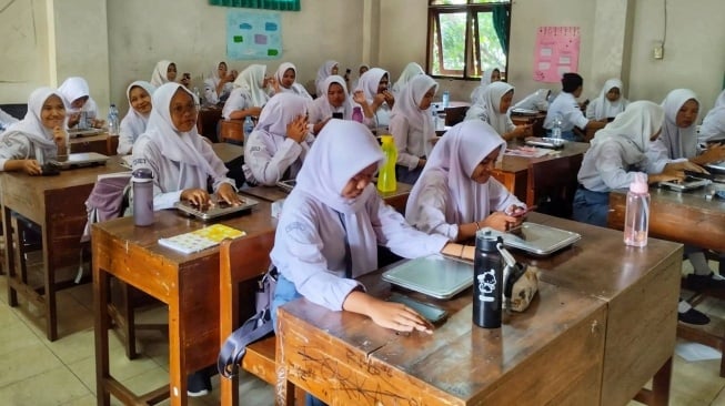 Siswa Penerima MBG Tumbuh Tinggi 180 cm, Kepala BGN: Terbukti 2 Anak Saya di Rumah