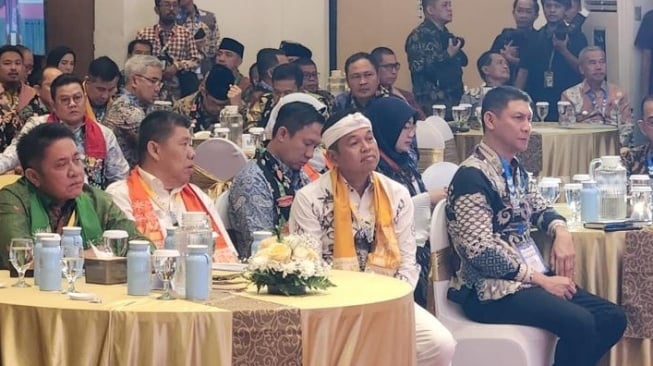 Kang Dedi Mulyadi Gelontorkan Miliaran Rupiah untuk pasang 800 AC di Berbagai Sekolah