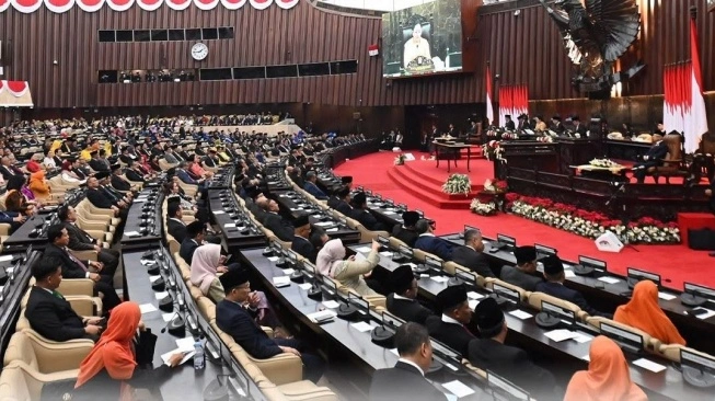 Wakil Rakyat Kaya Raya, Rakyatnya Sengsara? Bedah Tuntas Ironi Gaji DPR yang Bikin