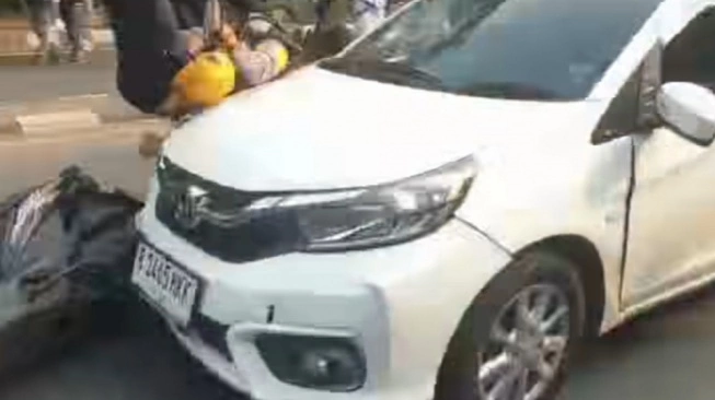 Mobil Tabrak Pemotor di Tengah Demo Tanah Abang, Massa Ngamuk Teriak Bantai-bantai!