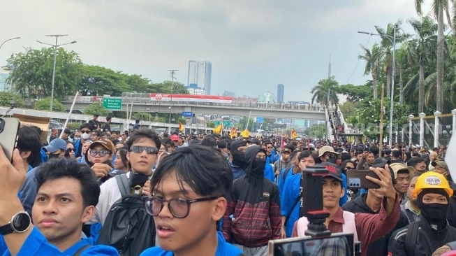 Mahasiswa Geruduk Gedung DPR: Lempar Botol hingga Teriak Revolusi!