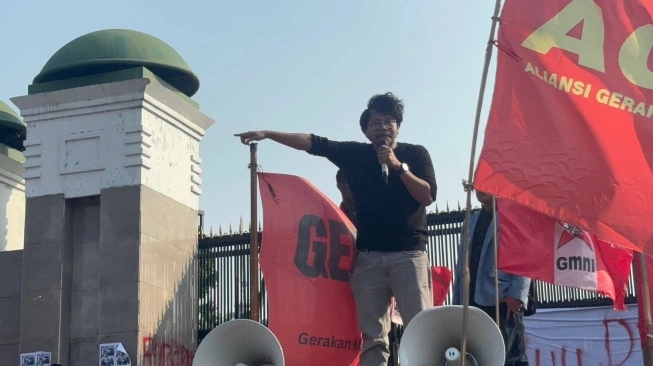 Ferry Irwandi Tunjuk DPR Saat Orasi: 'Penjahatnya Bukan Kita, Tapi Mereka!'