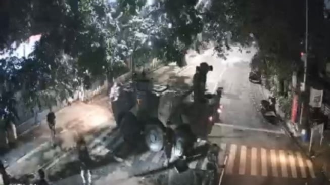 Soroti Insiden UNISBA, Ferry Irwandi: Gagal di Kota Lain, Mereka Brutal di Bandung!