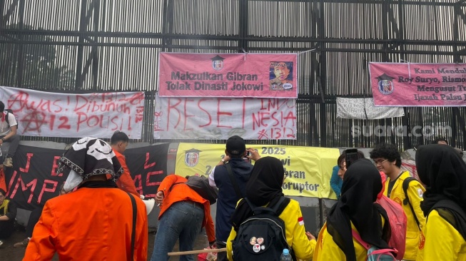 Mahasiswa Demo di Depan DPR: Tuntaskan Tuntutan 17+8 hingga Adili Jokowi Menggema!