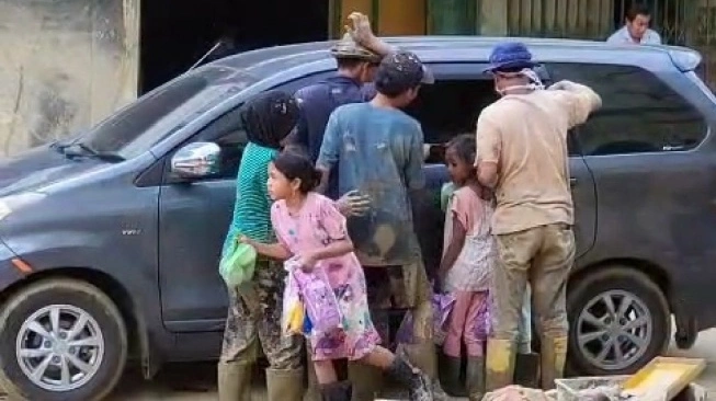hampir-sebulan-pasca-banjir-aceh-tamiang-masih-berkubang-lumpur-dan-menahan-lapar
