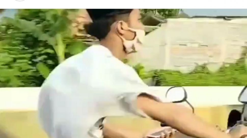 viral-pria-bersarung-bawa-motor-masuk-tol-polisi-memang-biasanya-begitu
