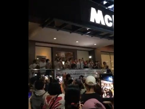 Masih PSBB, Orang Berkerumun Saat McDonald’s Sarinah Tutup