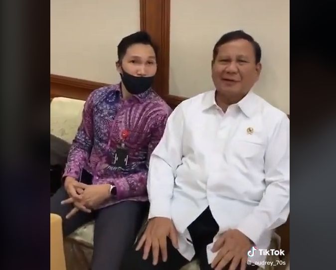 Bergerak Dalam Senyap! Momen Prabowo Ngeprank Asisten yang Ketiduran Viral