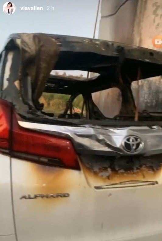 Toyota Alphard Milik Via Vallen DIbakar Orang Tidak Dikenal