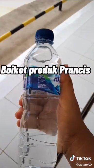 Ikut Boikot Produk Prancis, Pria Beli Air Mineral Lalu Dilempar ke Sampah