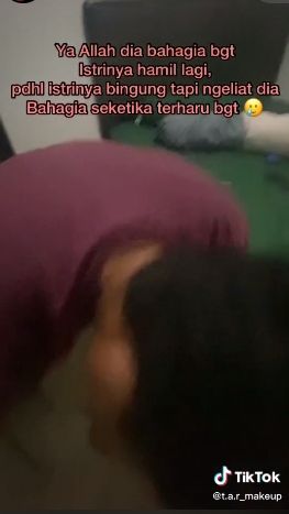 Momen Haru Suami Sujud Syukur saat Tahu Istrinya Hamil Anak Ketiga