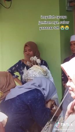 Viral Wanita Menangis Sesegukan di Pelaminan, Nyesek Lihat Suami Menikah